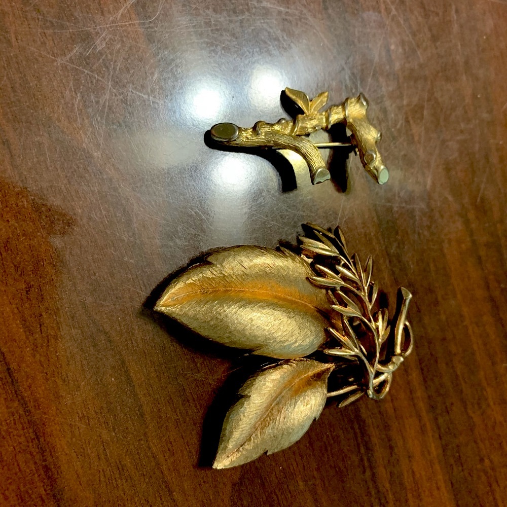 🌹🌹SOLD🌹🌹Vtg. Sasah Conentry Gold Leaf, F Initial Brooch’s